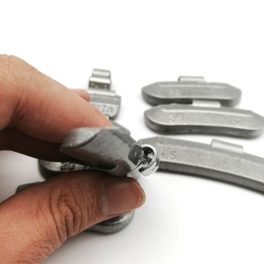 The correct method of sticking the tire balance weight The correct method of sticking the tire balance weight